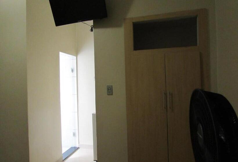 Economy Triple Room, Ideal Flíper Com Estacionamento Grátis Para Carro Pequeno Altura Padrão Internet Fibra