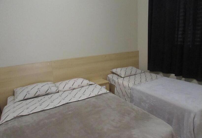 Economy Triple Room, Ideal Flíper Com Estacionamento Grátis Para Carro Pequeno Altura Padrão Internet Fibra