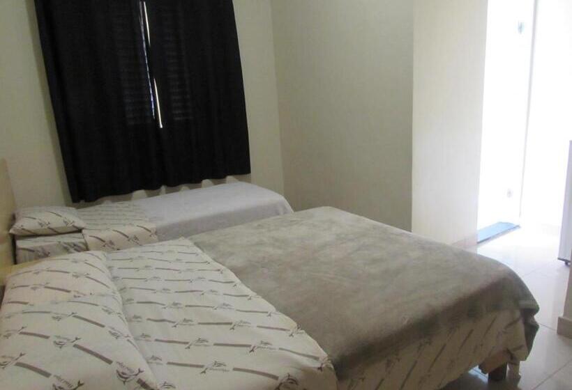 Economy Triple Room, Ideal Flíper Com Estacionamento Grátis Para Carro Pequeno Altura Padrão Internet Fibra