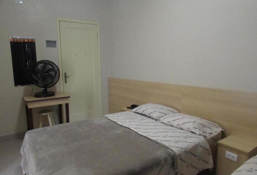 Economy Triple Room, Ideal Flíper Com Estacionamento Grátis Para Carro Pequeno Altura Padrão Internet Fibra