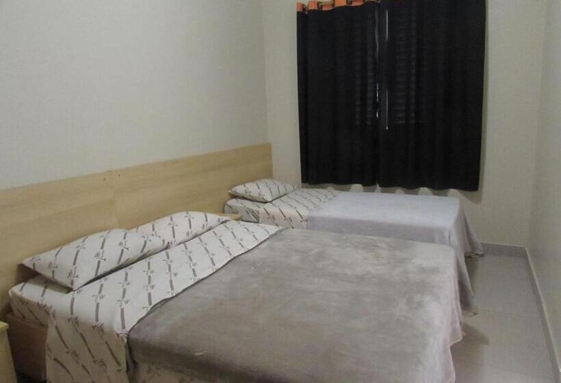 Economy Triple Room, Ideal Flíper Com Estacionamento Grátis Para Carro Pequeno Altura Padrão Internet Fibra