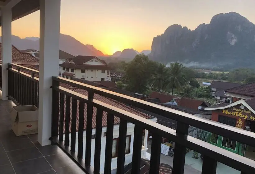 デラックスルーム, Jasmine Vangvieng