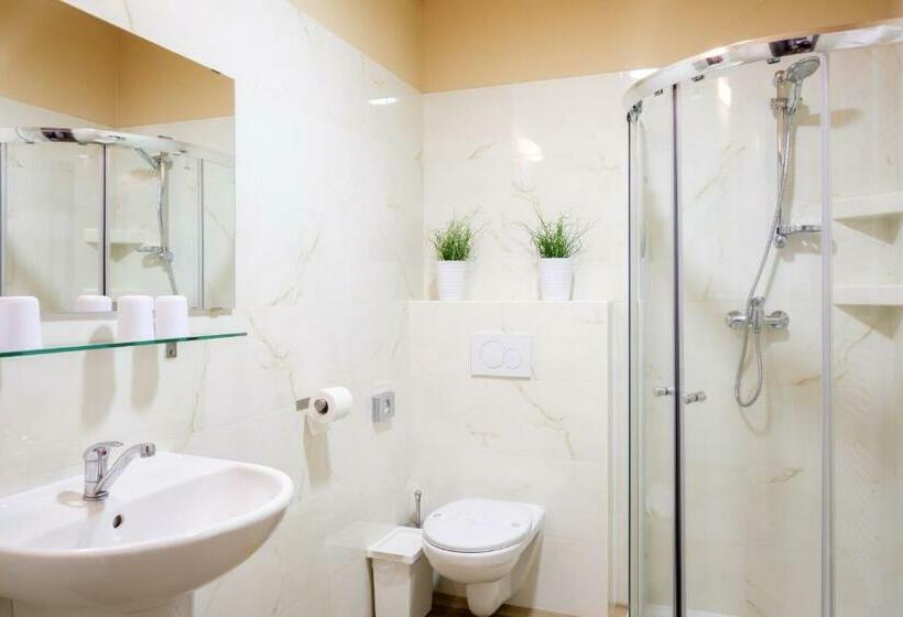 إستديو عائلى, Slunečná Louka