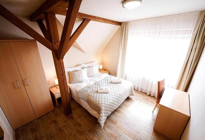 إستديو عائلى, Slunečná Louka