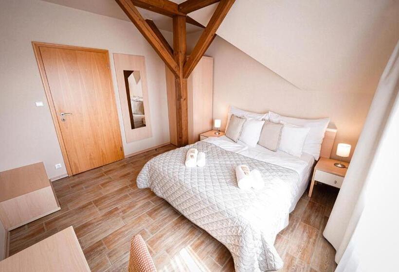 إستديو عائلى, Slunečná Louka