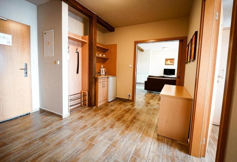 إستديو عائلى, Slunečná Louka