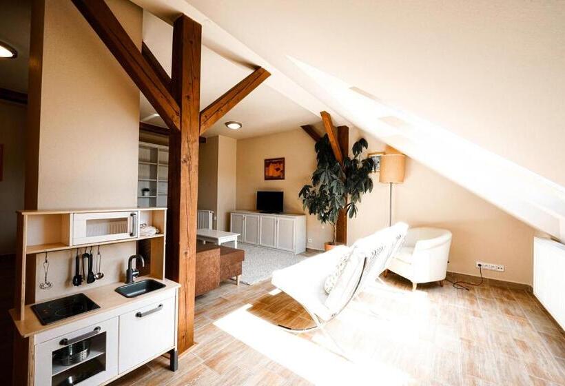 إستديو عائلى, Slunečná Louka