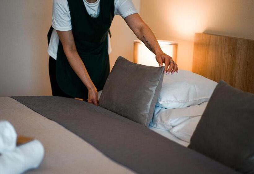 إستديو عائلى, Slunečná Louka