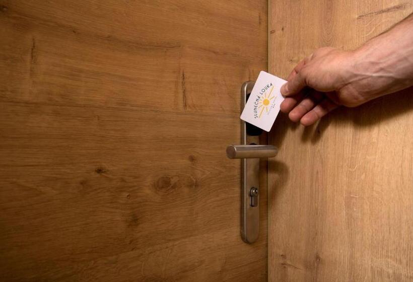 إستديو عائلى, Slunečná Louka