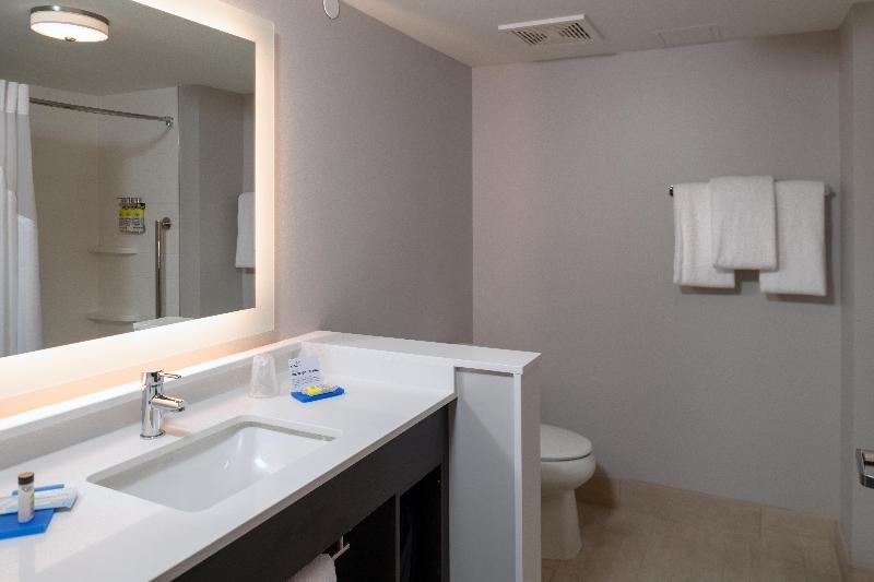适合残疾人士使用的带超级大床的标准间, Holiday Inn Express & Suites   Tulsa Downtown   Arts District, An Ihg
