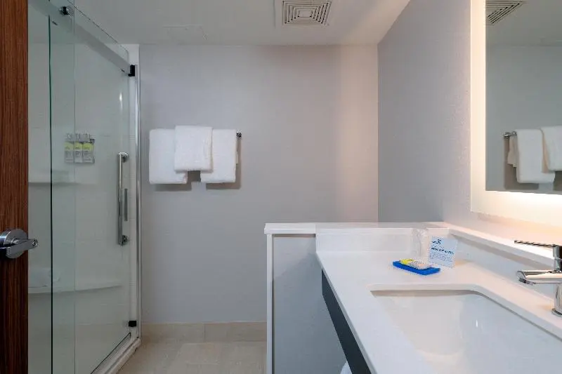 身障者適用キングサイズベッドルーム, Holiday Inn Express & Suites Tulsa Downtown Arts District, An Ihg
