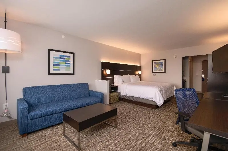 キングサイズベッドのスイートルーム, Holiday Inn Express & Suites Tulsa Downtown Arts District, An Ihg