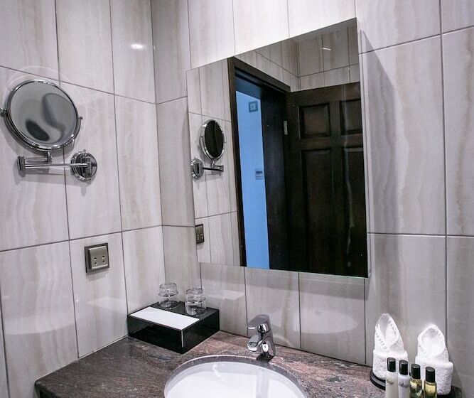 سوییت اجرایی, Best Western Plus The Athena Hotel Kampala