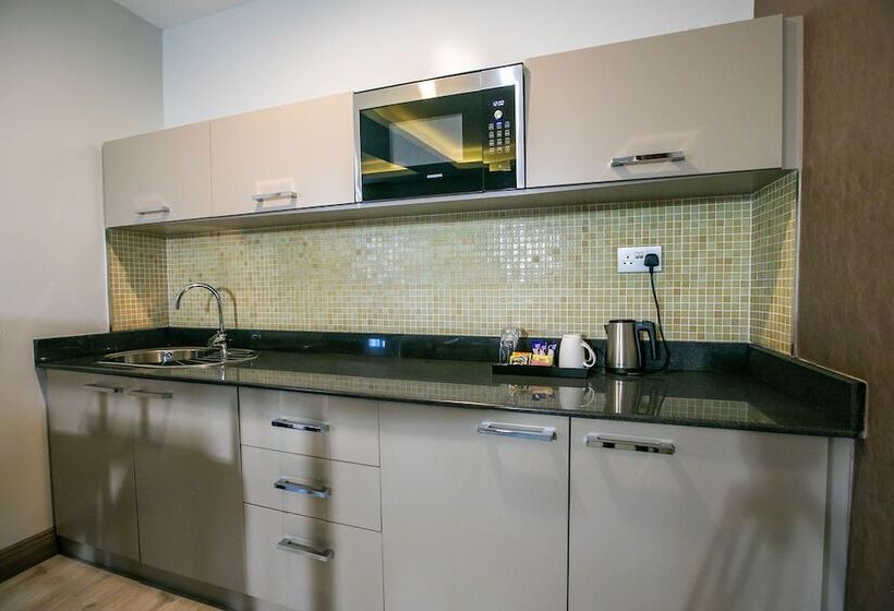 سوییت اجرایی, Best Western Plus The Athena Hotel Kampala
