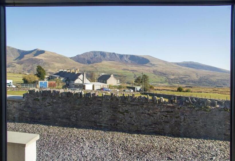 غرفة قياسية رباعية, Canolfan Y Fron