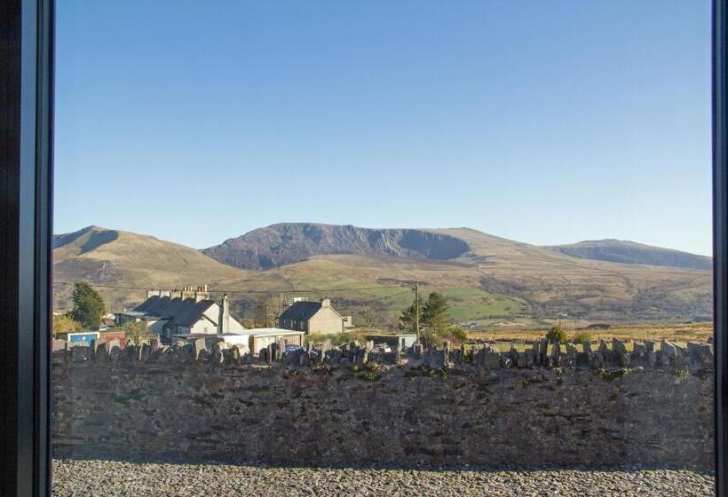 غرفة قياسية ثلاثية, Canolfan Y Fron