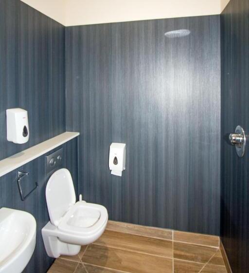 غرفة قياسية ثلاثية, Canolfan Y Fron