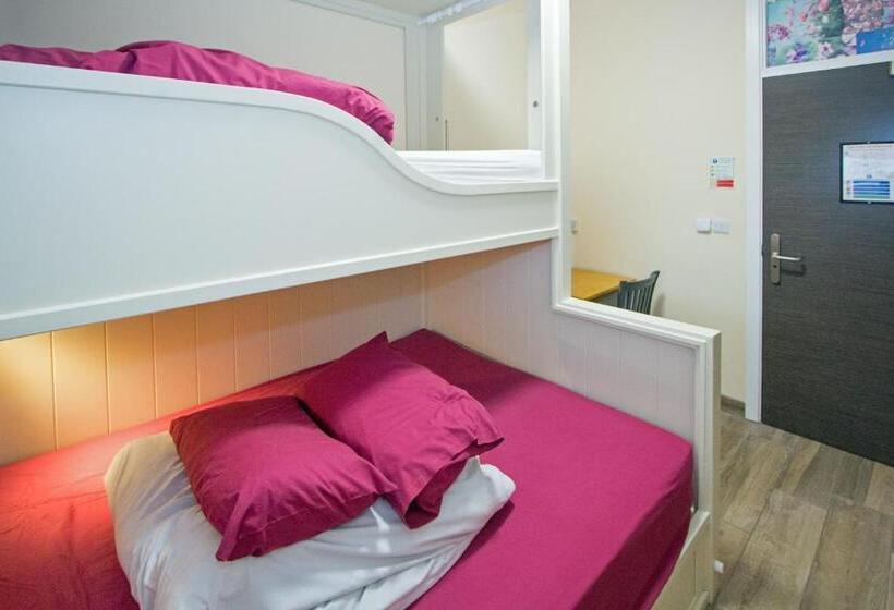 غرفة قياسية ثلاثية, Canolfan Y Fron