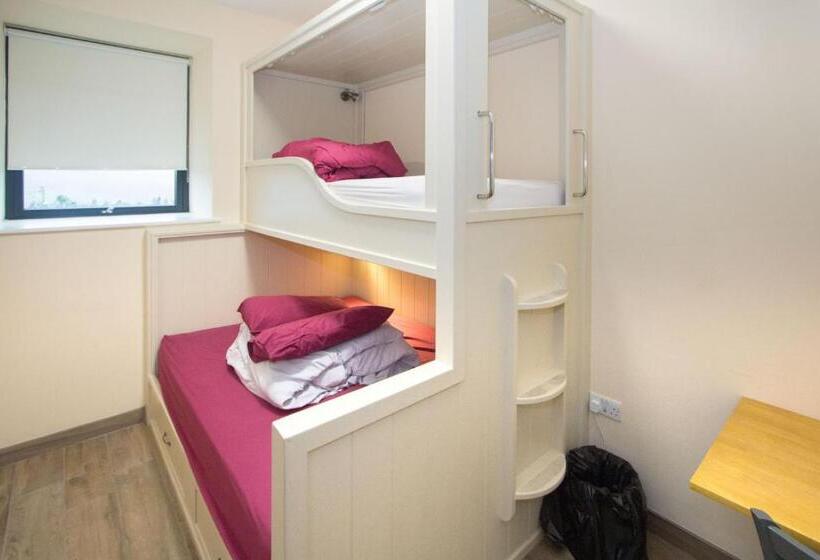 غرفة قياسية ثلاثية, Canolfan Y Fron