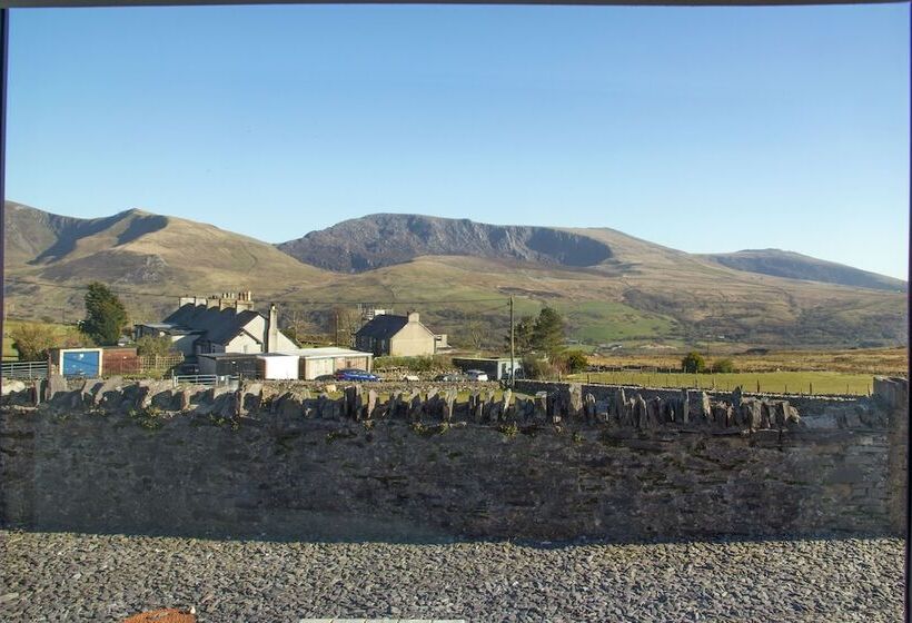 غرفة قياسية رباعية, Canolfan Y Fron