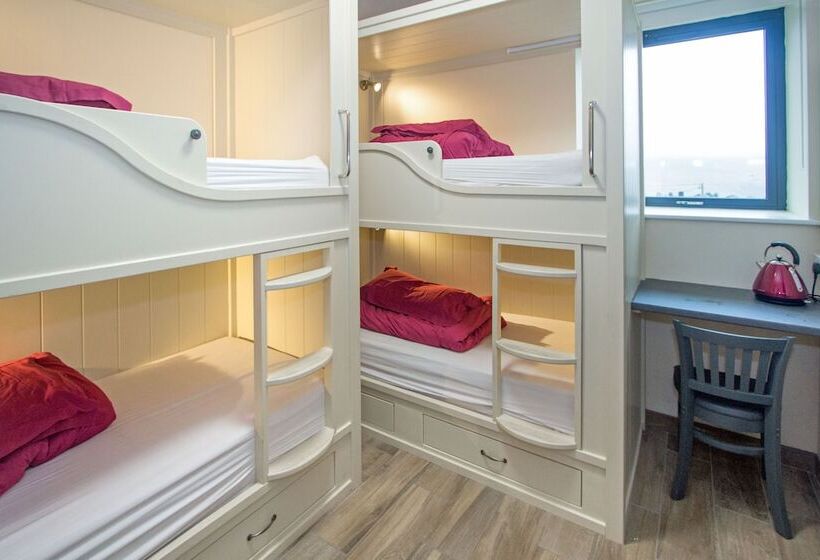 غرفة قياسية رباعية, Canolfan Y Fron