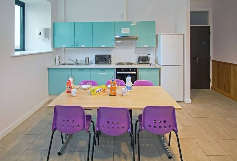 غرفة قياسية ثلاثية, Canolfan Y Fron