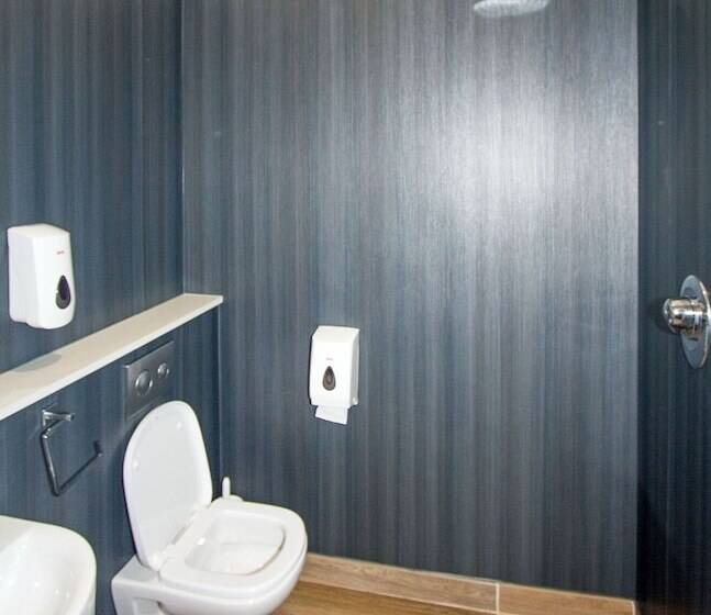 غرفة قياسية ثلاثية, Canolfan Y Fron