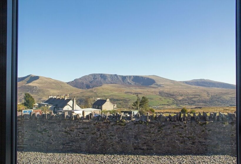 غرفة قياسية ثلاثية, Canolfan Y Fron