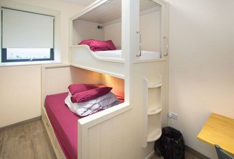 غرفة قياسية ثلاثية, Canolfan Y Fron