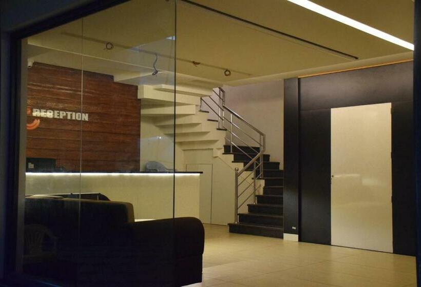 Номер Deluxe, Christo's