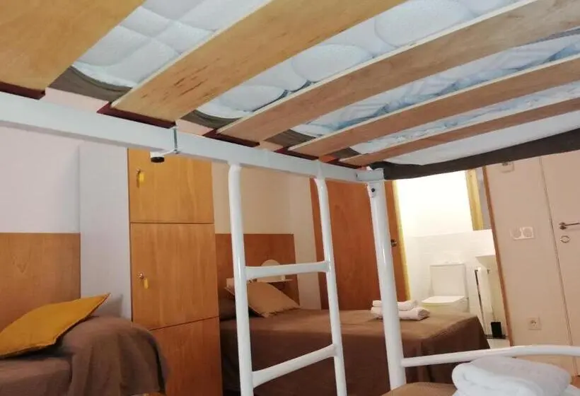 Standard Neljän Hengen Huone, Hostel.b