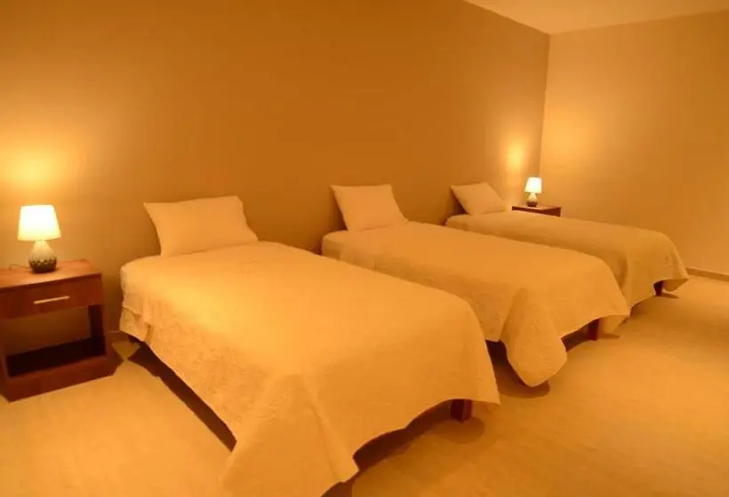 اتاق کلاسیک سه تخته, Villa Oasis