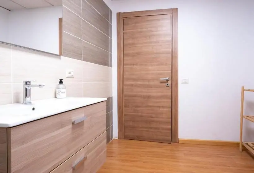 اتاق سه‌نفرۀ استاندارد با سرویس بهداشتی بیرون از اتاق, Suites Rooms Valencia