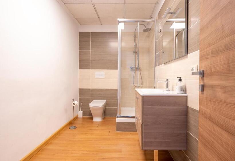 اتاق سه‌نفرۀ استاندارد با سرویس بهداشتی بیرون از اتاق, Suites Rooms Valencia