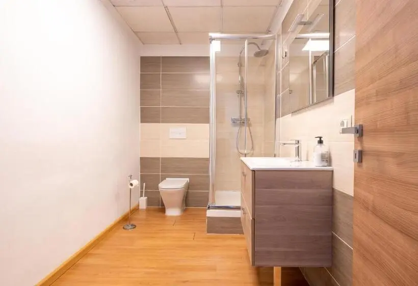 اتاق سه‌نفرۀ استاندارد با سرویس بهداشتی بیرون از اتاق, Suites Rooms Valencia