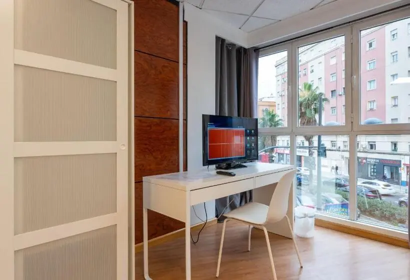 اتاق سه‌نفرۀ استاندارد با سرویس بهداشتی بیرون از اتاق, Suites Rooms Valencia