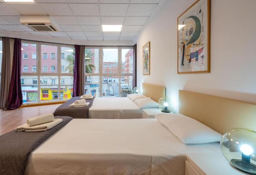 اتاق سه‌نفرۀ استاندارد با سرویس بهداشتی بیرون از اتاق, Suites Rooms Valencia