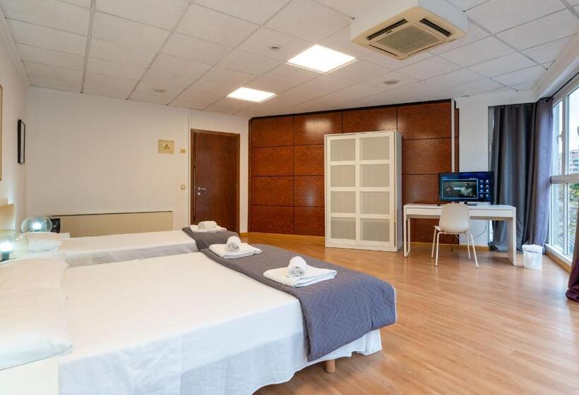 غرفة قياسية ثلاثية مع حمام خارجي, Suites Rooms Valencia