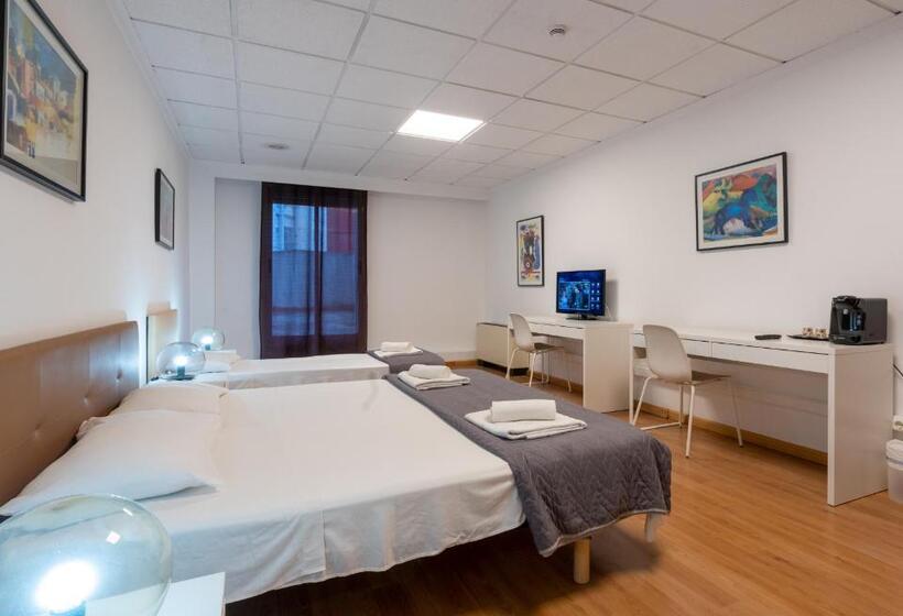 غرفة قياسية ثلاثية, Suites Rooms Valencia