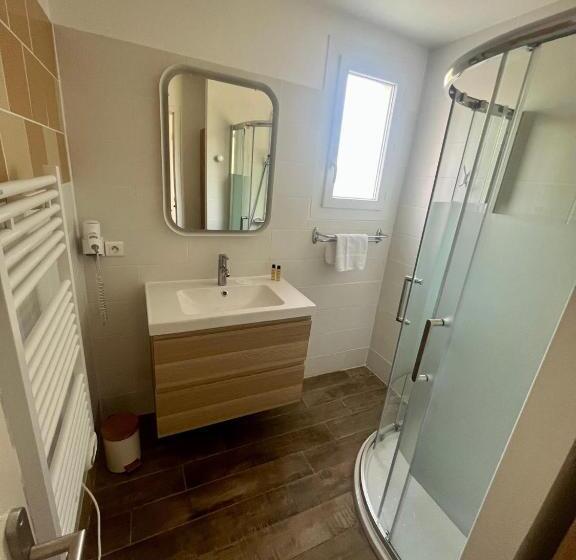 דירת חדר בקומת קרקע, Rose Des Vents