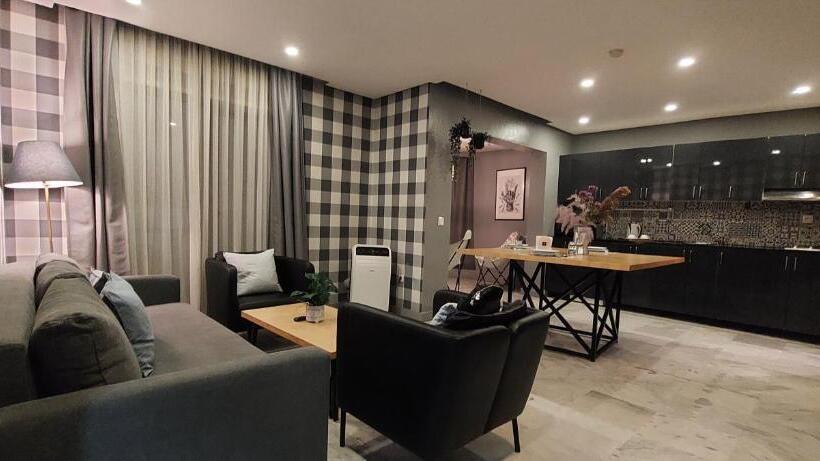 1 Bedroom Penthouse Apartment, Suite Loc Luxury Apart