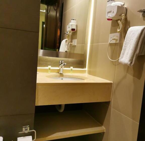 اتاق ساده سه‌ نفره, Taj