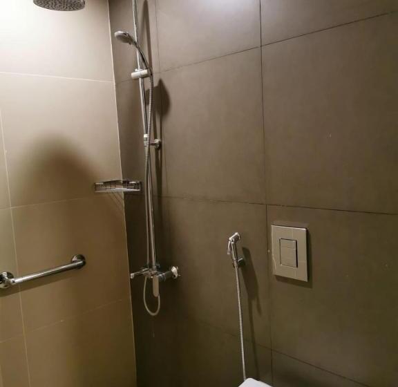 اتاق ساده سه‌ نفره, Taj