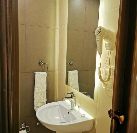 اتاق ساده سه‌ نفره, Taj