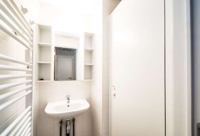 四人标准间, Auberge De Jeunesse Charleroi Youth Hostel