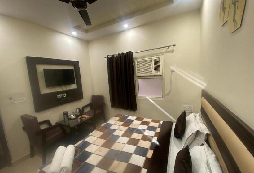 חדר סופריור, Gopal