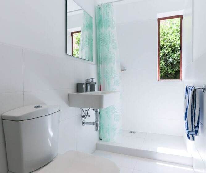 اتاق استاندارد, House Of Pomegranates