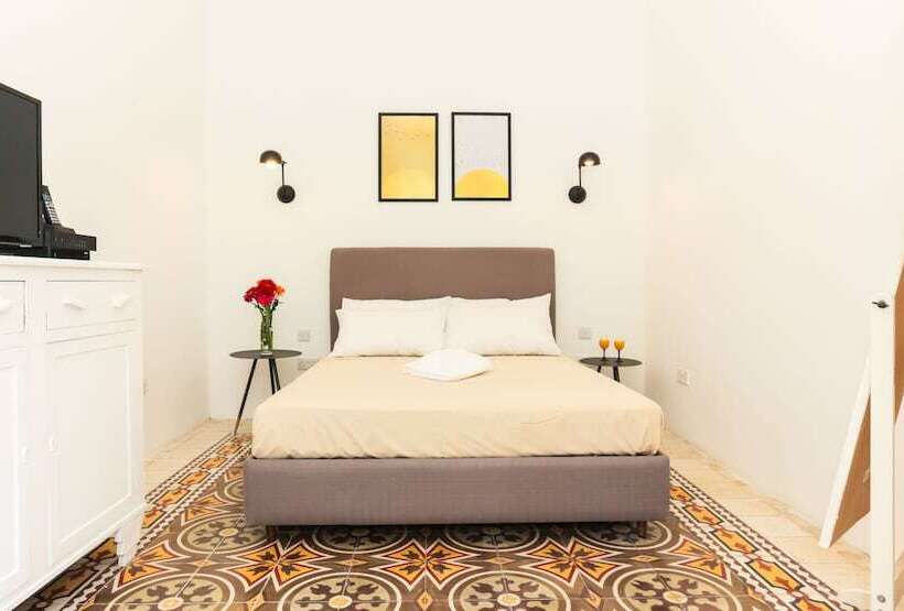 اتاق استاندارد, House Of Pomegranates