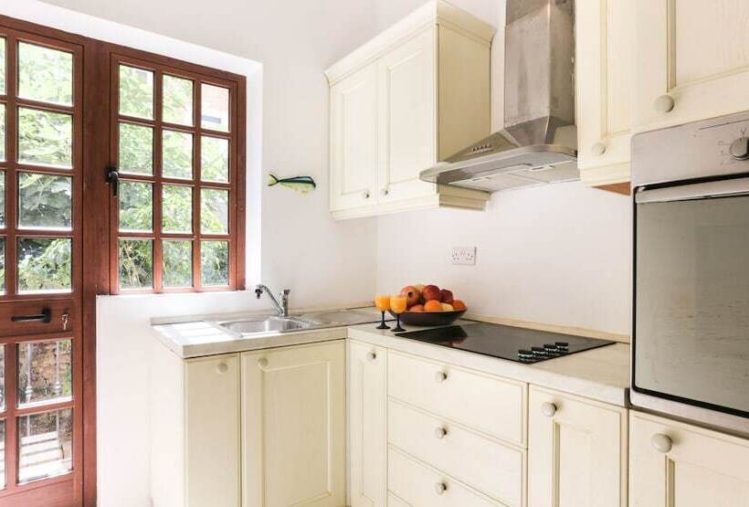 اتاق استاندارد با بالکن, House Of Pomegranates