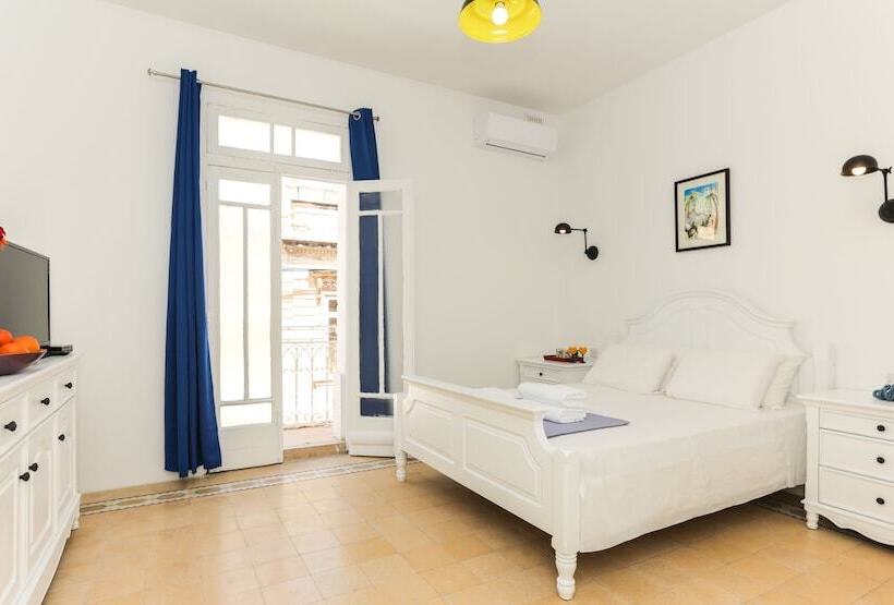 اتاق استاندارد با بالکن, House Of Pomegranates